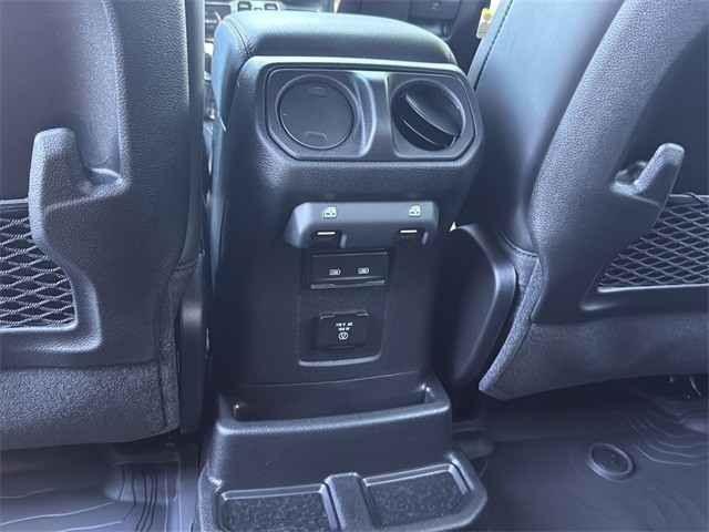 Jeep Wrangler Vehicle Full-screen Gallery Image 17