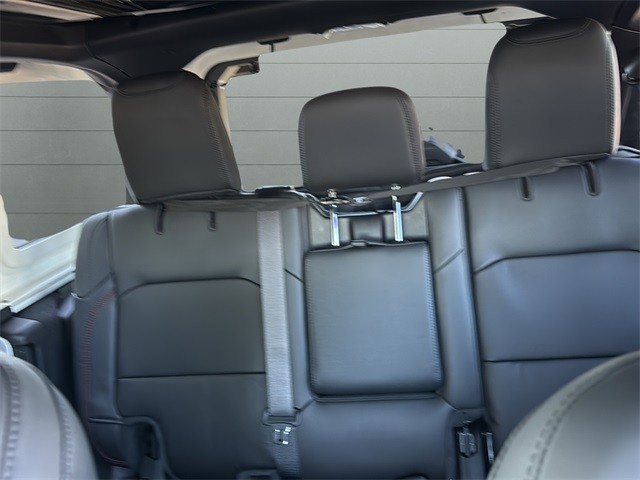 Jeep Wrangler Vehicle Full-screen Gallery Image 28