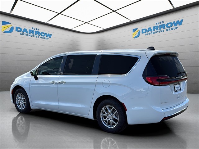 Chrysler Pacifica Vehicle Full-screen Gallery Image 3