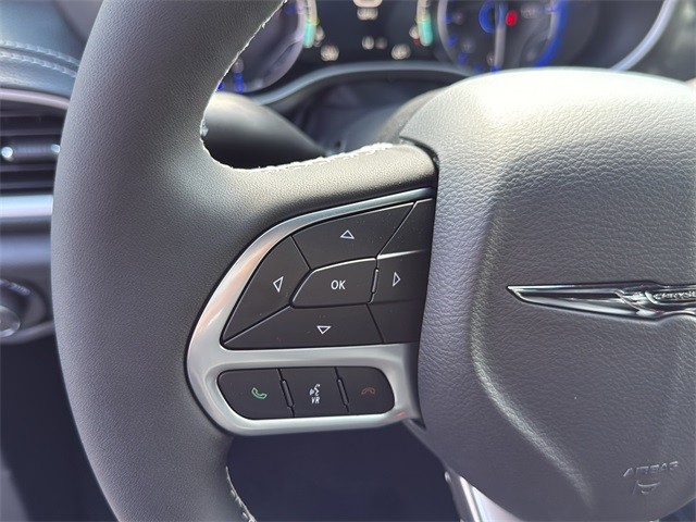 Chrysler Pacifica Vehicle Full-screen Gallery Image 9