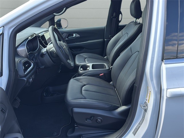 Chrysler Pacifica Vehicle Full-screen Gallery Image 10