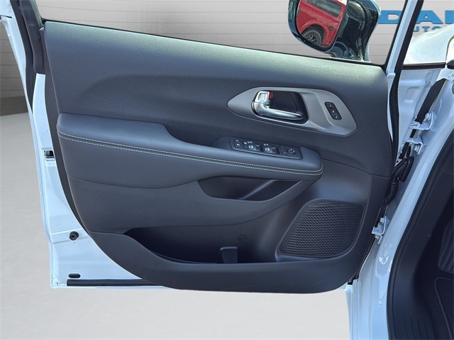 Chrysler Pacifica Vehicle Full-screen Gallery Image 11
