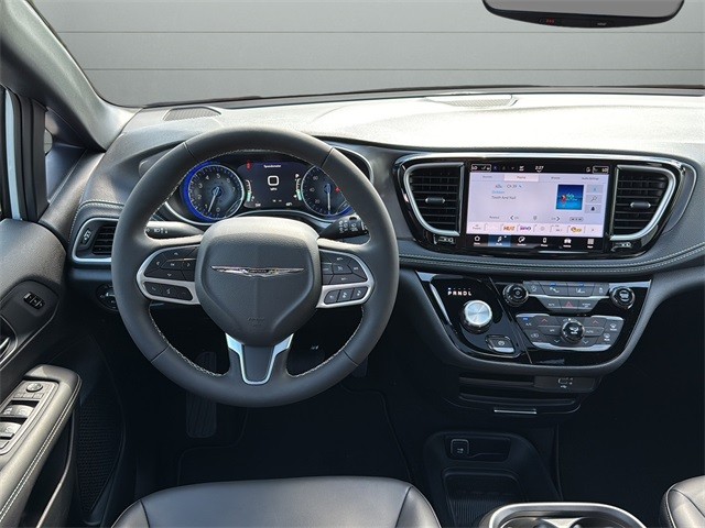 Chrysler Pacifica Vehicle Full-screen Gallery Image 12