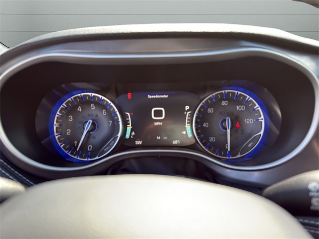 Chrysler Pacifica Vehicle Full-screen Gallery Image 13