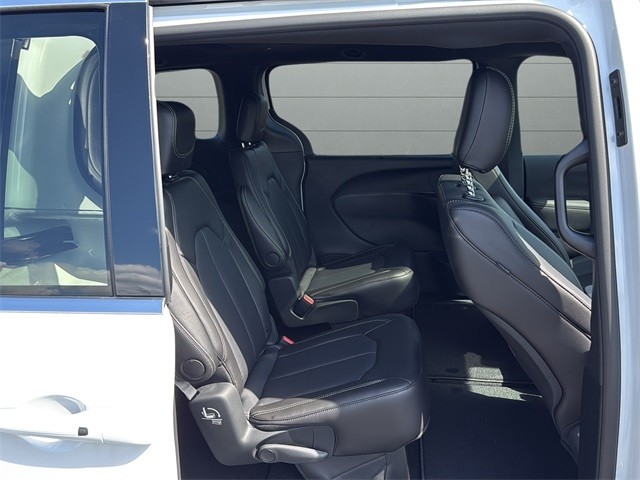 Chrysler Pacifica Vehicle Full-screen Gallery Image 14