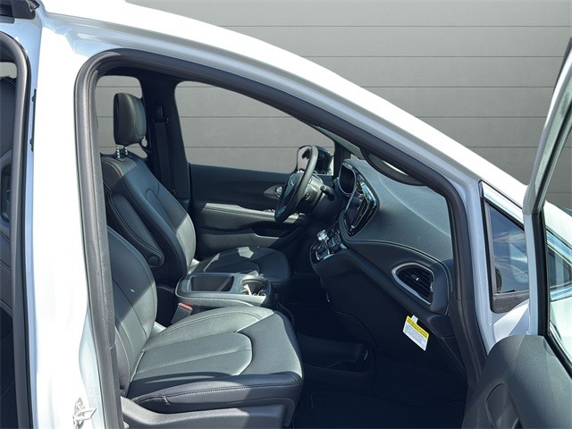 Chrysler Pacifica Vehicle Full-screen Gallery Image 15