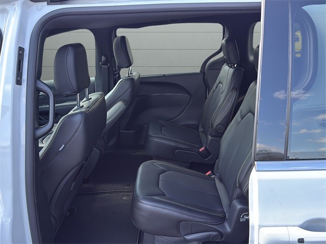 Chrysler Pacifica Vehicle Full-screen Gallery Image 17