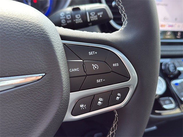 Chrysler Pacifica Vehicle Full-screen Gallery Image 18