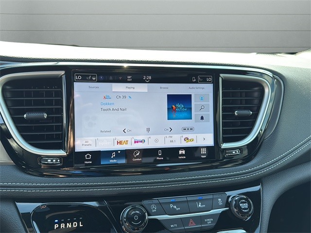 Chrysler Pacifica Vehicle Full-screen Gallery Image 20