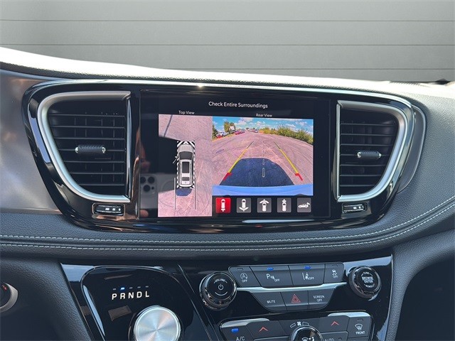 Chrysler Pacifica Vehicle Full-screen Gallery Image 21