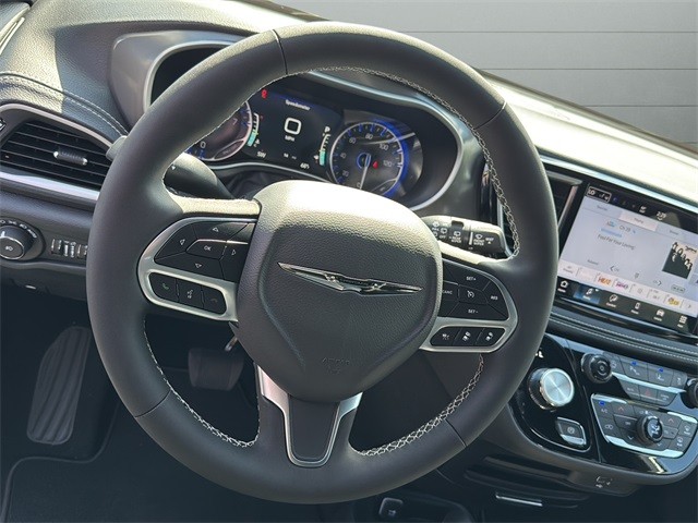 Chrysler Pacifica Vehicle Full-screen Gallery Image 25