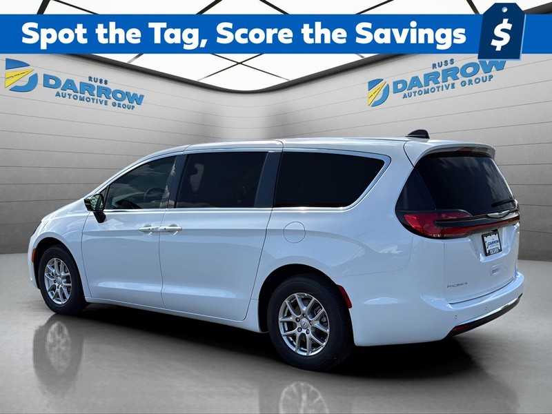 Chrysler Pacifica Vehicle Full-screen Gallery Image 3