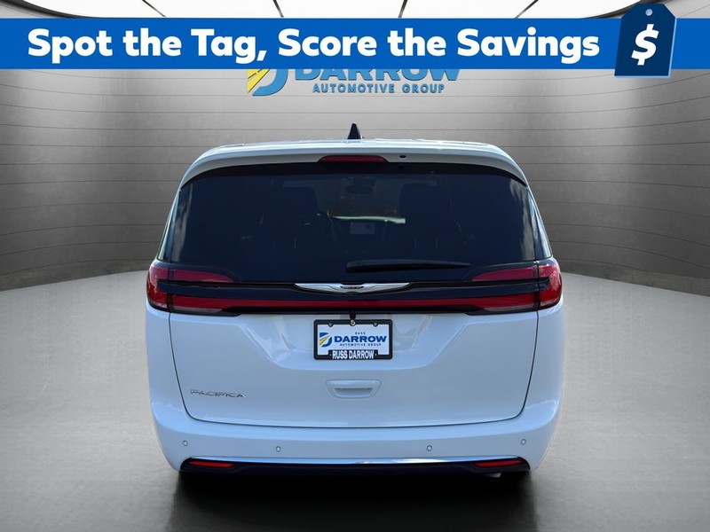 Chrysler Pacifica Vehicle Full-screen Gallery Image 4