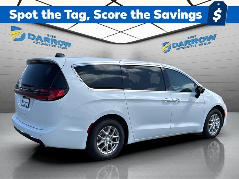 Chrysler Pacifica Vehicle Full-screen Gallery Image 5