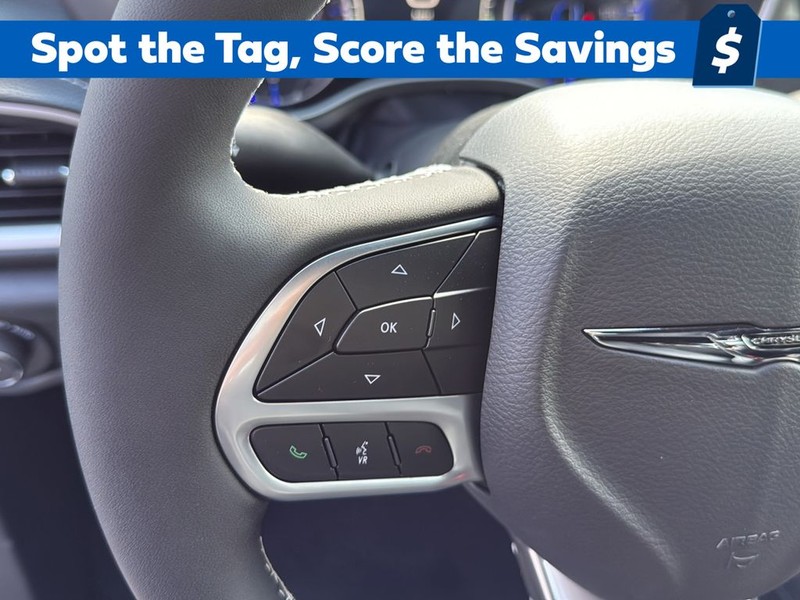 Chrysler Pacifica Vehicle Full-screen Gallery Image 9