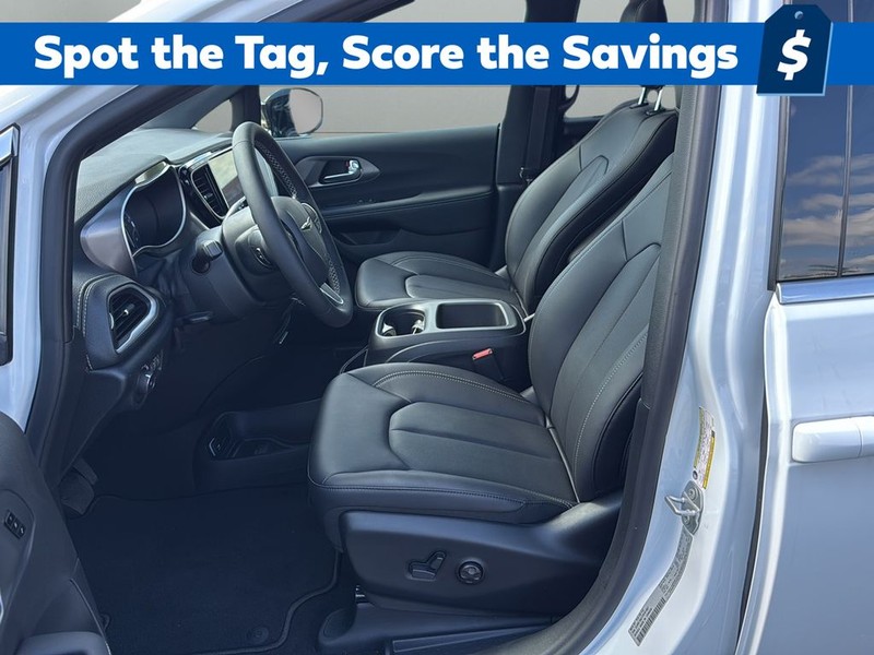 Chrysler Pacifica Vehicle Full-screen Gallery Image 10