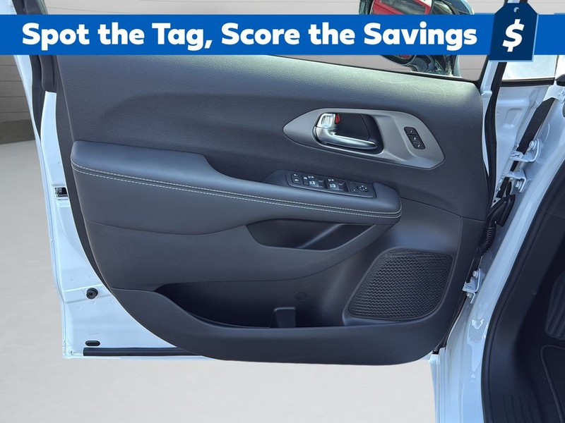 Chrysler Pacifica Vehicle Full-screen Gallery Image 11