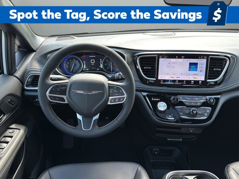 Chrysler Pacifica Vehicle Full-screen Gallery Image 12