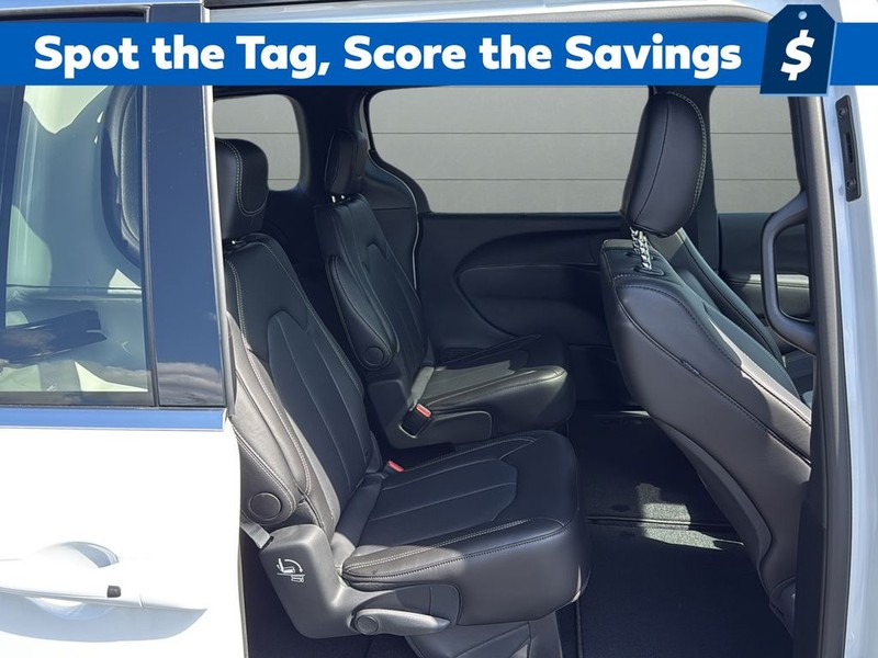 Chrysler Pacifica Vehicle Full-screen Gallery Image 14