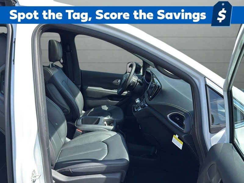 Chrysler Pacifica Vehicle Full-screen Gallery Image 15