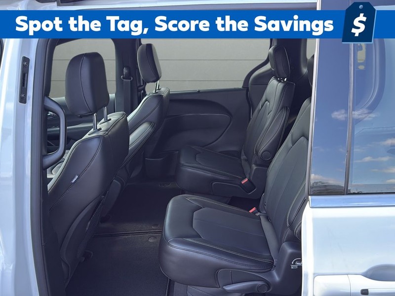 Chrysler Pacifica Vehicle Full-screen Gallery Image 17