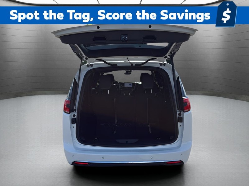 Chrysler Pacifica Vehicle Full-screen Gallery Image 24