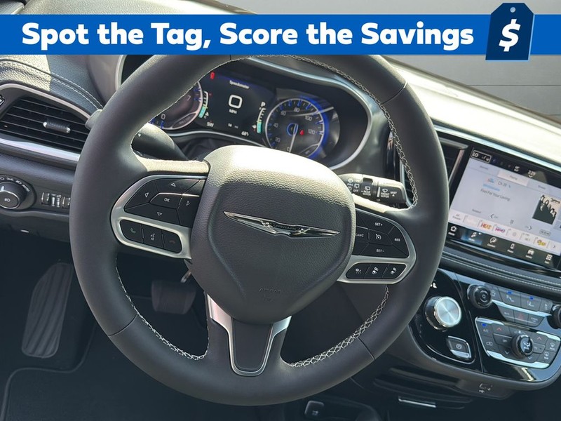 Chrysler Pacifica Vehicle Full-screen Gallery Image 25