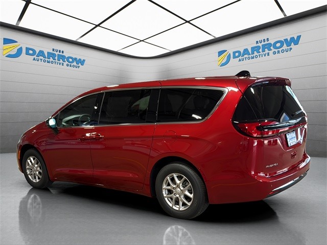 Chrysler Pacifica Vehicle Full-screen Gallery Image 3