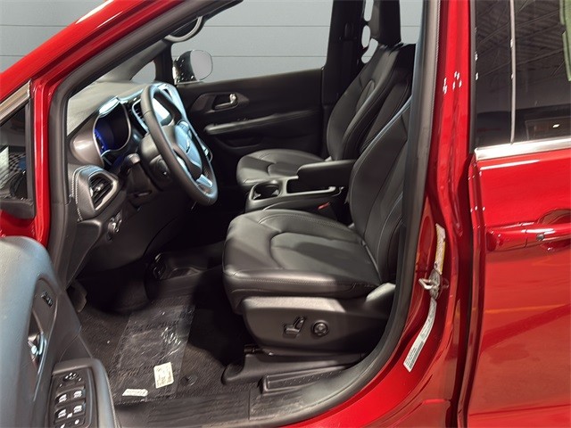 Chrysler Pacifica Vehicle Full-screen Gallery Image 10