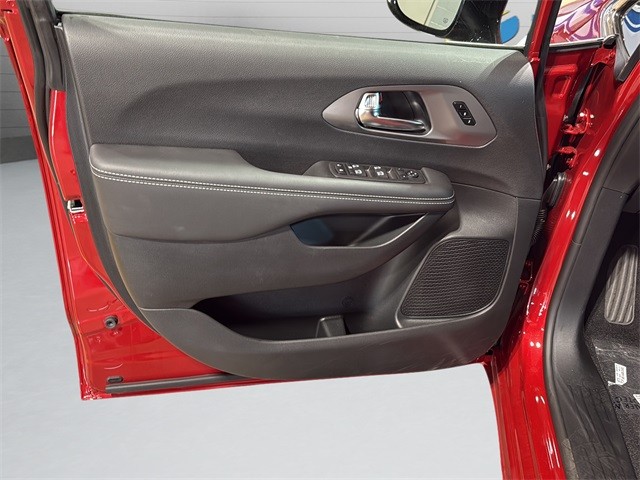 Chrysler Pacifica Vehicle Full-screen Gallery Image 11