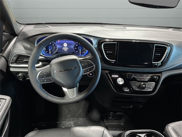 Chrysler Pacifica Vehicle Full-screen Gallery Image 12