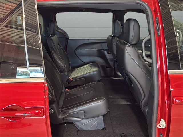 Chrysler Pacifica Vehicle Full-screen Gallery Image 14