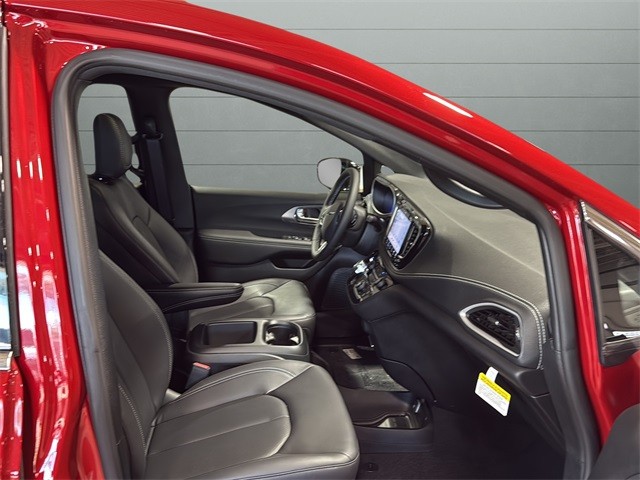 Chrysler Pacifica Vehicle Full-screen Gallery Image 15