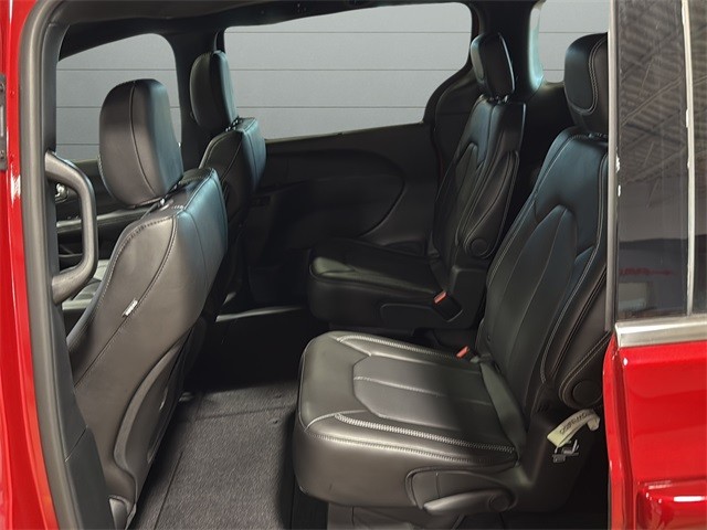 Chrysler Pacifica Vehicle Full-screen Gallery Image 17