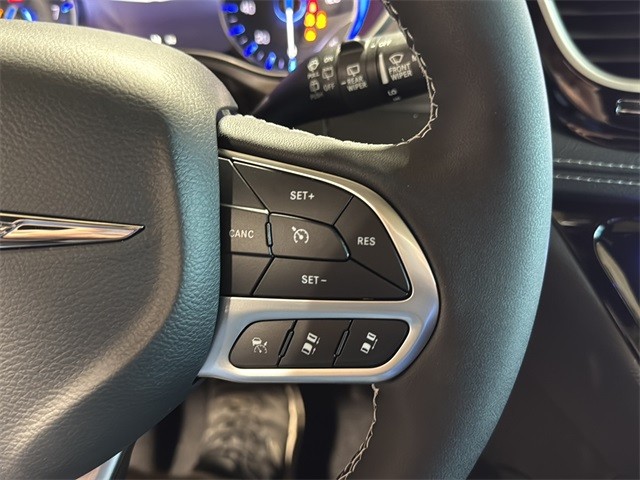 Chrysler Pacifica Vehicle Full-screen Gallery Image 18