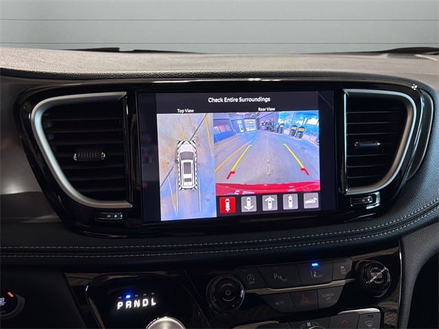 Chrysler Pacifica Vehicle Full-screen Gallery Image 21