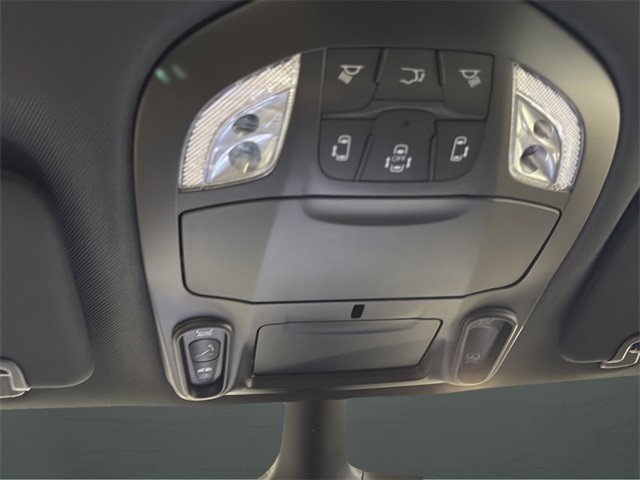 Chrysler Pacifica Vehicle Full-screen Gallery Image 22