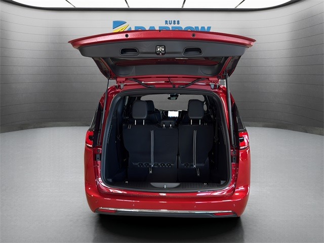 Chrysler Pacifica Vehicle Full-screen Gallery Image 24