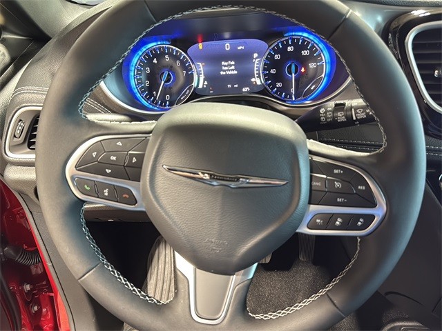 Chrysler Pacifica Vehicle Full-screen Gallery Image 25