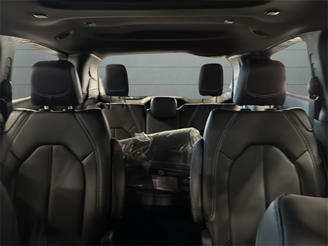 Chrysler Pacifica Vehicle Full-screen Gallery Image 26
