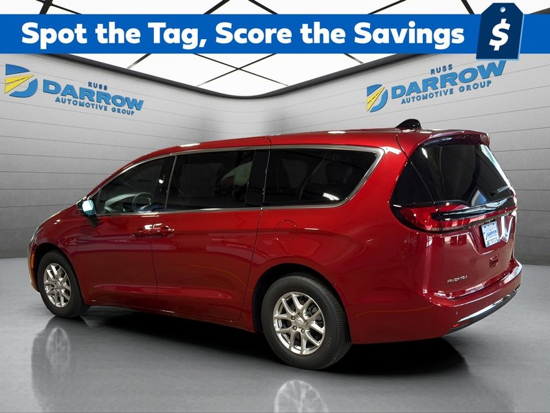 Chrysler Pacifica Vehicle Full-screen Gallery Image 3