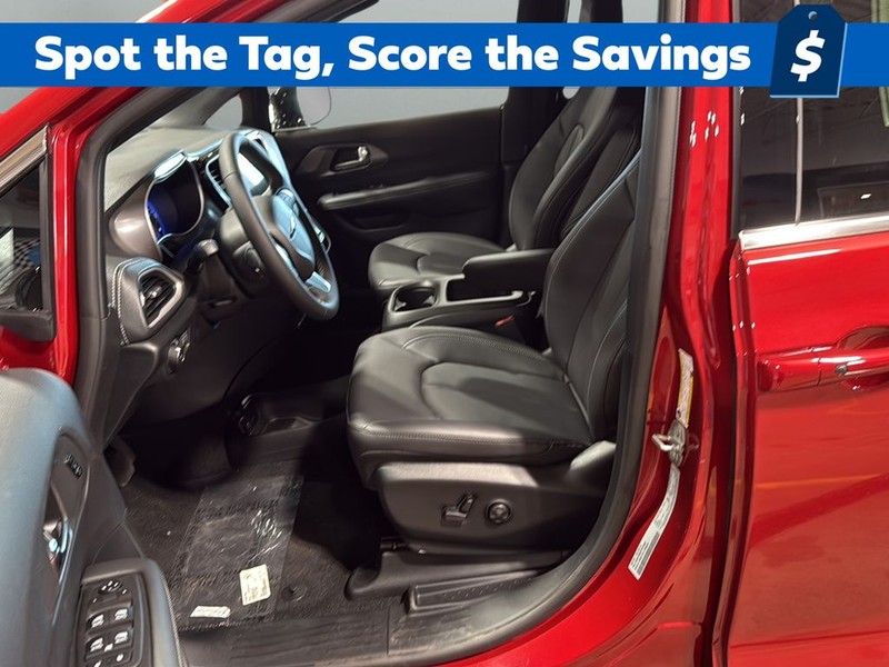 Chrysler Pacifica Vehicle Full-screen Gallery Image 10