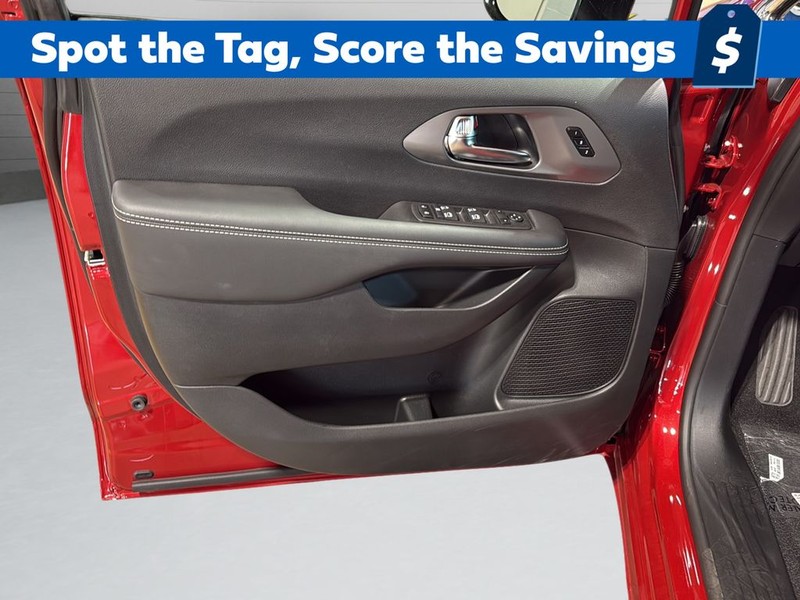 Chrysler Pacifica Vehicle Full-screen Gallery Image 11