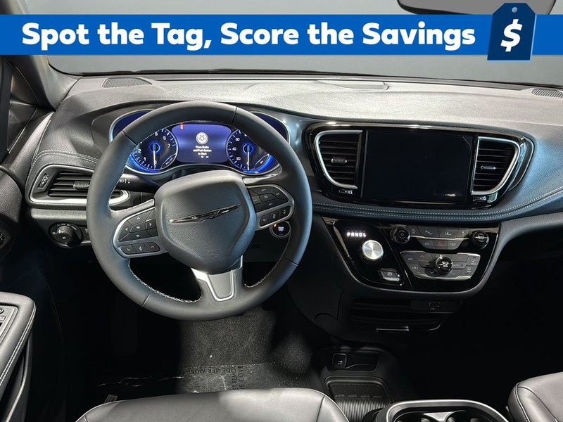 Chrysler Pacifica Vehicle Full-screen Gallery Image 12