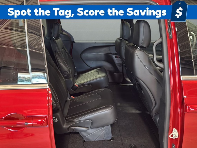 Chrysler Pacifica Vehicle Full-screen Gallery Image 14