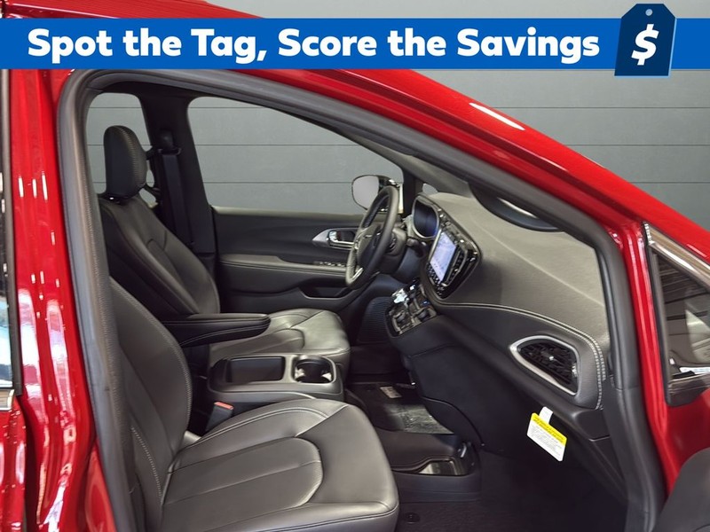 Chrysler Pacifica Vehicle Full-screen Gallery Image 15