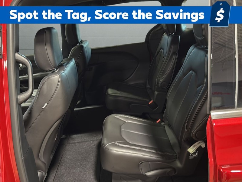 Chrysler Pacifica Vehicle Full-screen Gallery Image 17