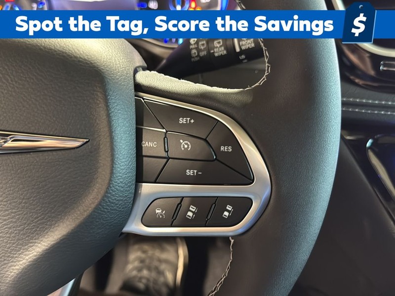 Chrysler Pacifica Vehicle Full-screen Gallery Image 18