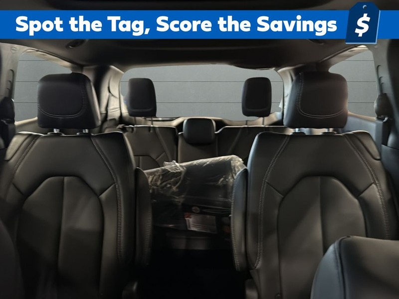 Chrysler Pacifica Vehicle Full-screen Gallery Image 26