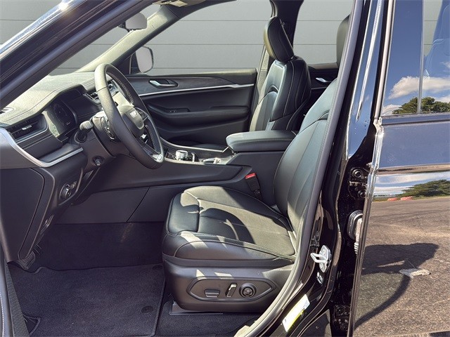 Jeep Grand Cherokee L Vehicle Full-screen Gallery Image 10